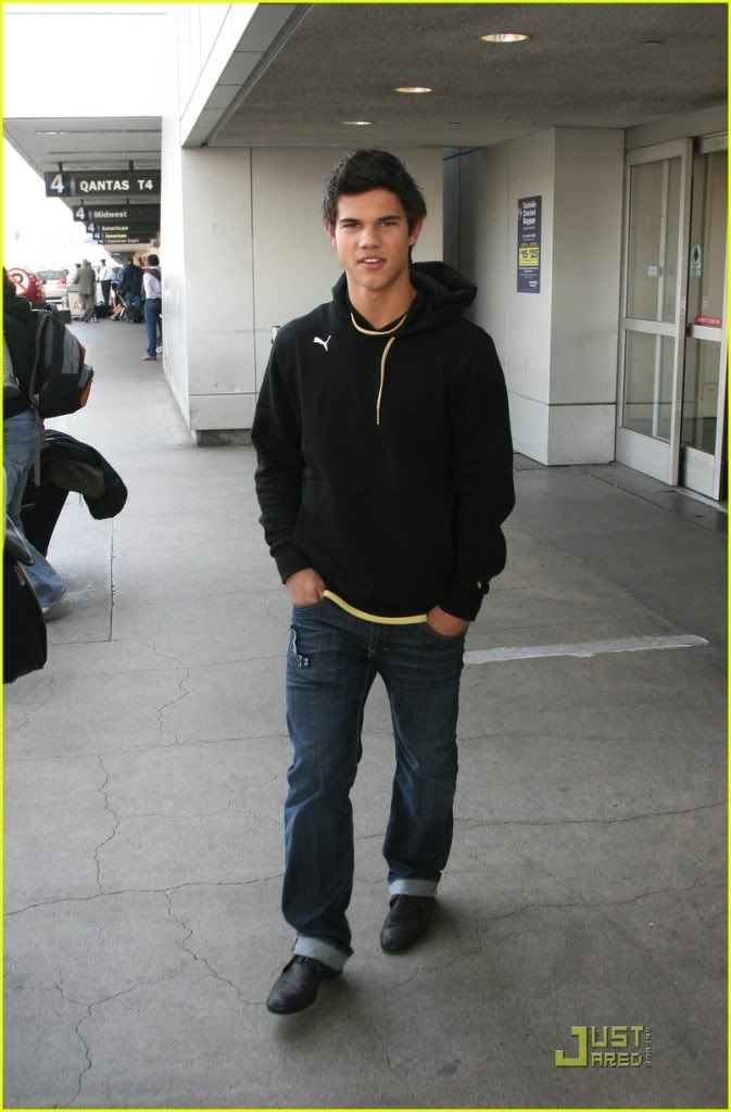 http://i232.photobucket.com/albums/ee236/shadowma1771/Twilight/taylor-lautner-singing-miley-cyrus-.jpg