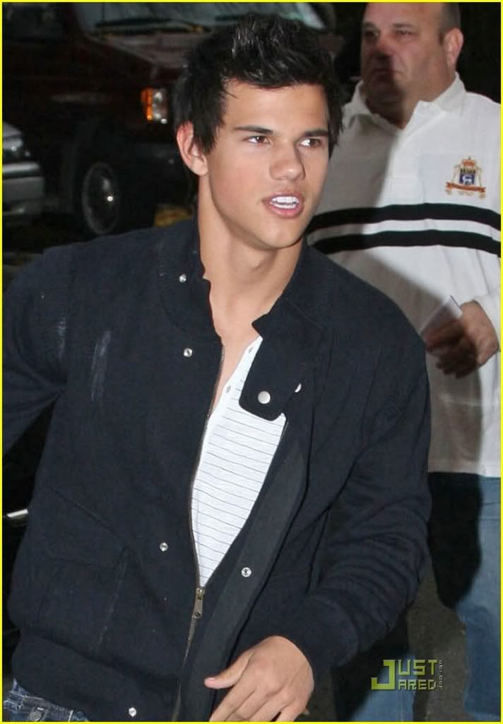 http://i232.photobucket.com/albums/ee236/shadowma1771/Twilight/taylor-lautner-twilight-newyork-05.jpg