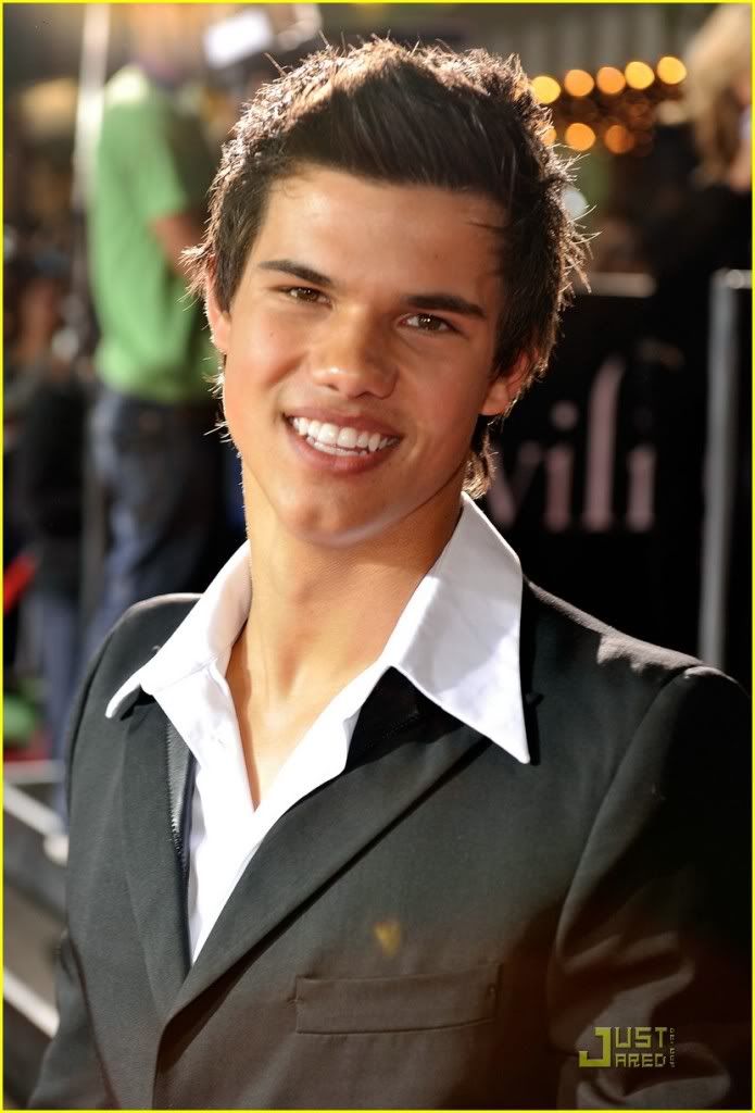 http://i232.photobucket.com/albums/ee236/shadowma1771/Twilight/taylor-lautner-twilight-premiere-01.jpg