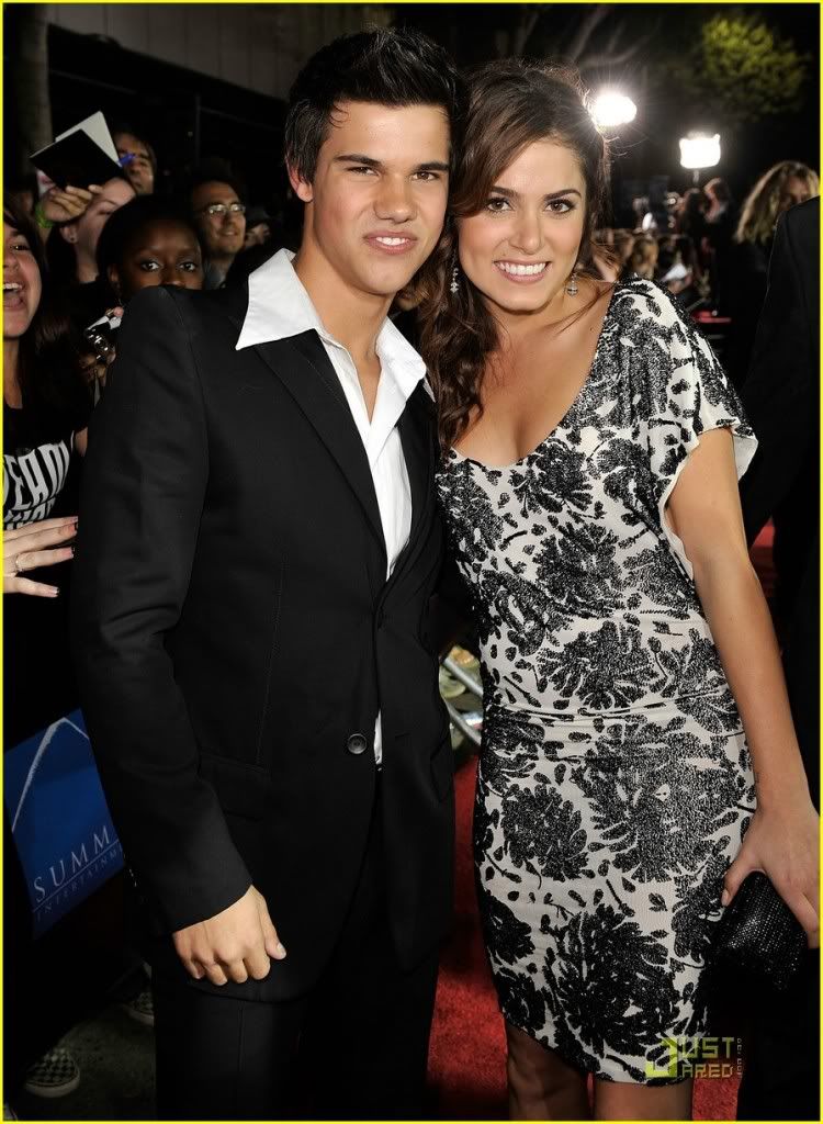 http://i232.photobucket.com/albums/ee236/shadowma1771/Twilight/taylor-lautner-twilight-premiere-02.jpg