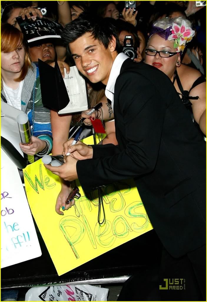 http://i232.photobucket.com/albums/ee236/shadowma1771/Twilight/taylor-lautner-twilight-premiere-05.jpg