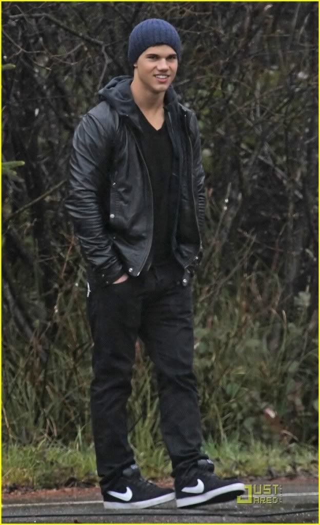 http://i232.photobucket.com/albums/ee236/shadowma1771/Twilight/taylor-lautner-wolf-pack-lunch-01.jpg