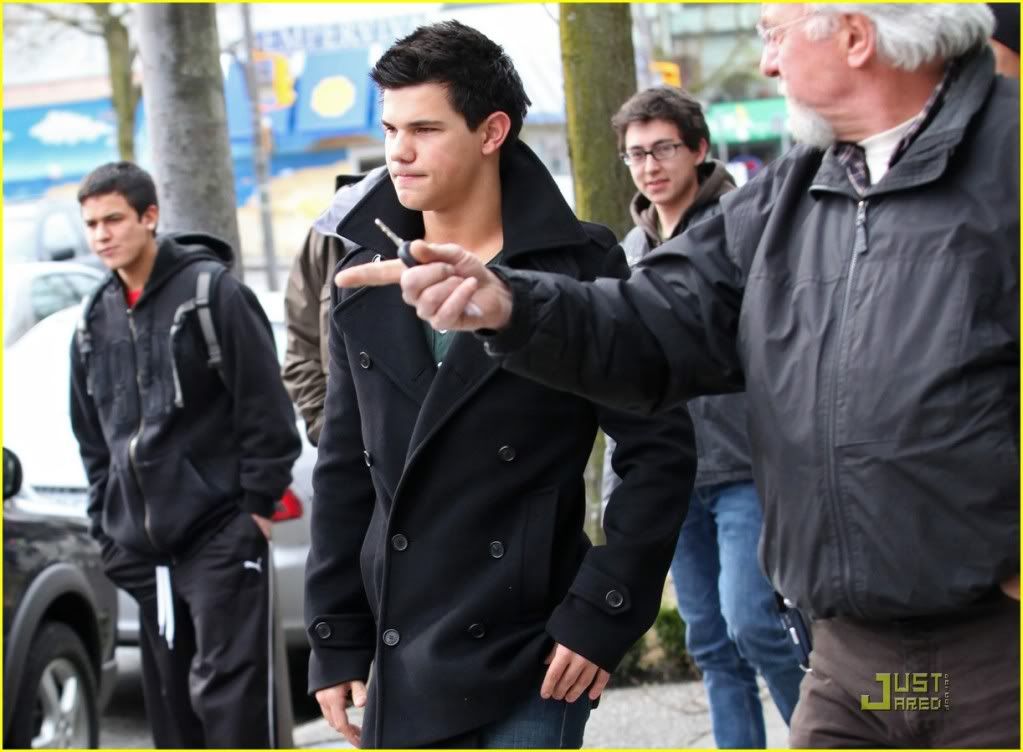 http://i232.photobucket.com/albums/ee236/shadowma1771/Twilight/taylor-lautner-wolf-pack-lunch-03.jpg