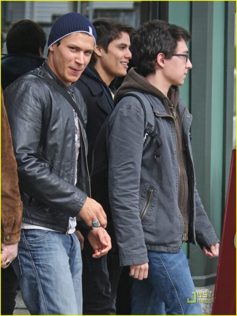 http://i232.photobucket.com/albums/ee236/shadowma1771/Twilight/taylor-lautner-wolf-pack-lunch-04.jpg