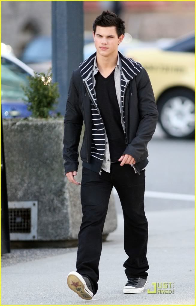 http://i232.photobucket.com/albums/ee236/shadowma1771/Twilight/taylor-lautner-wolf-pack-lunch-09.jpg